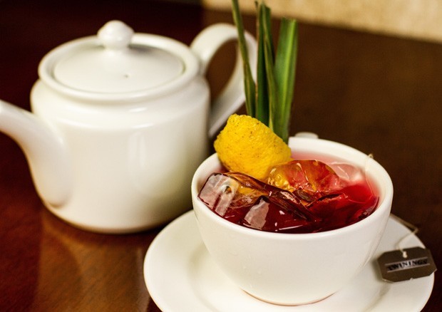Gim com chá: 4 drinks práticos para fazer em casa (Foto: Reprodução)
