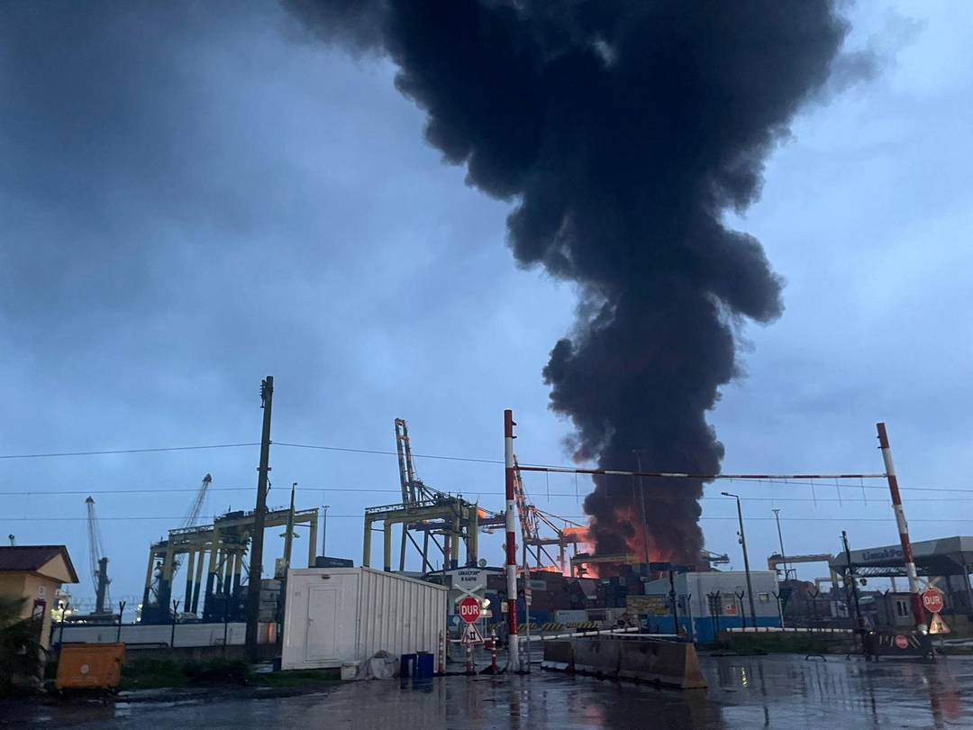 Porto de Iskenderun pega fogo após terremoto na Turquia, em 6 de fevereiro de 2023