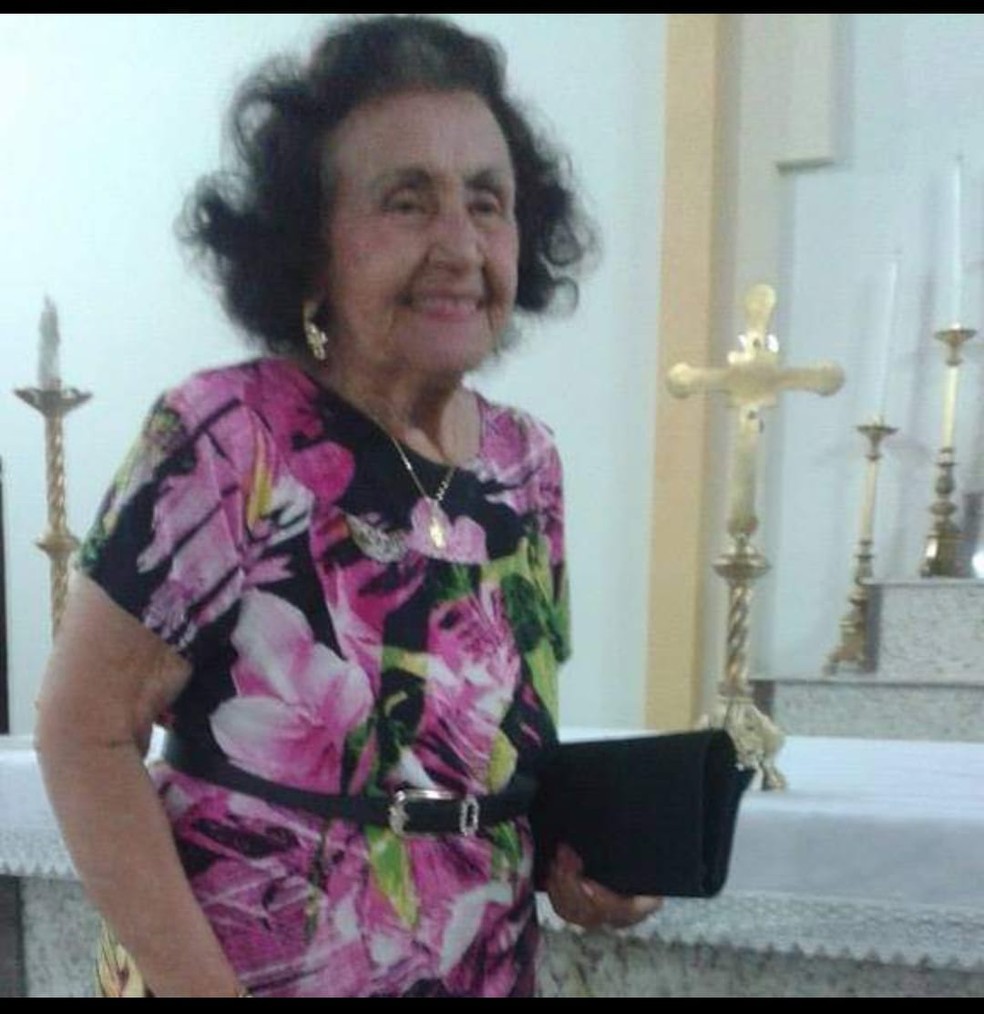 Carolina Lopes de Almeida, de 93 anos, conhecida na cidade como Caluzinha, dada como morta, estava viva durante o velório dela — Foto: Arquivo pessoal