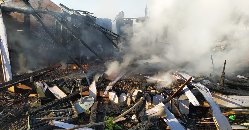 Casa foi destruída por incêndio e quatro pessoas morreram — Foto: Bombeiros/Reprodução 