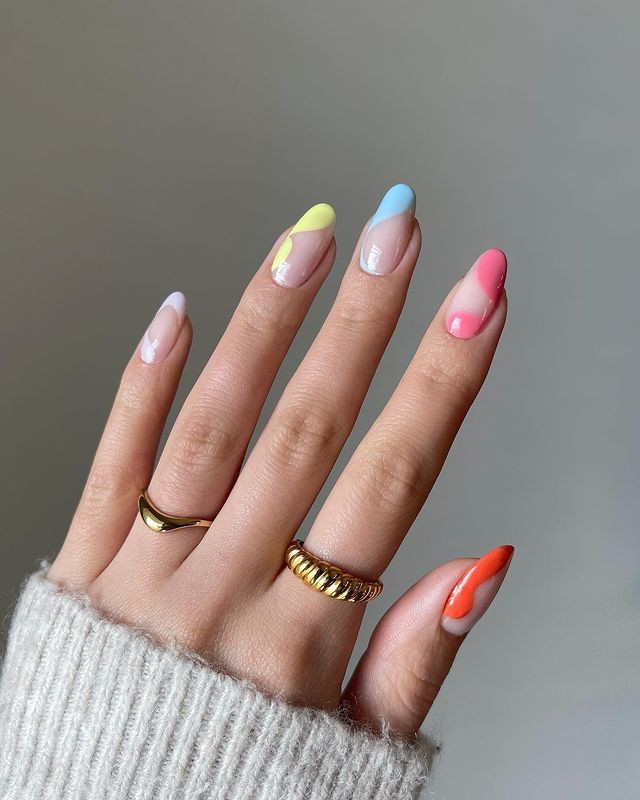 Unhas coloridas (Foto: Reprodução/Instagram @heluviee)