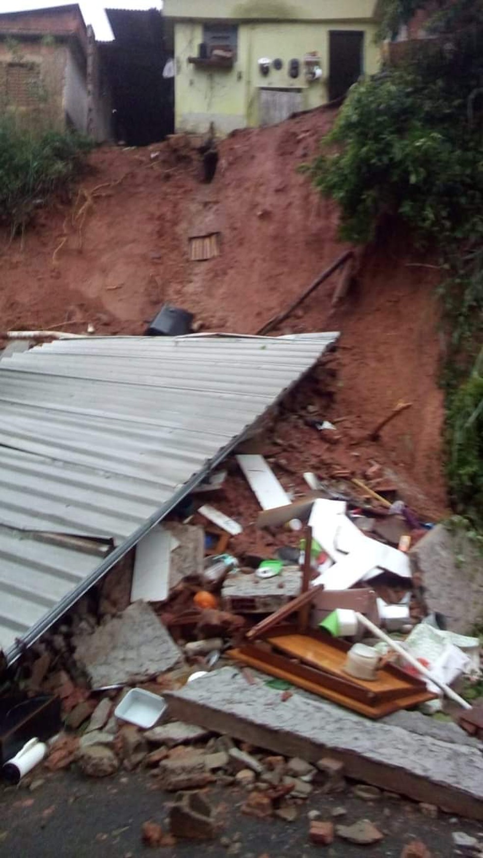 Casa deslizou e ficou destruída durante chuva em Cataguases — Foto: Prefeitura/Divulgação