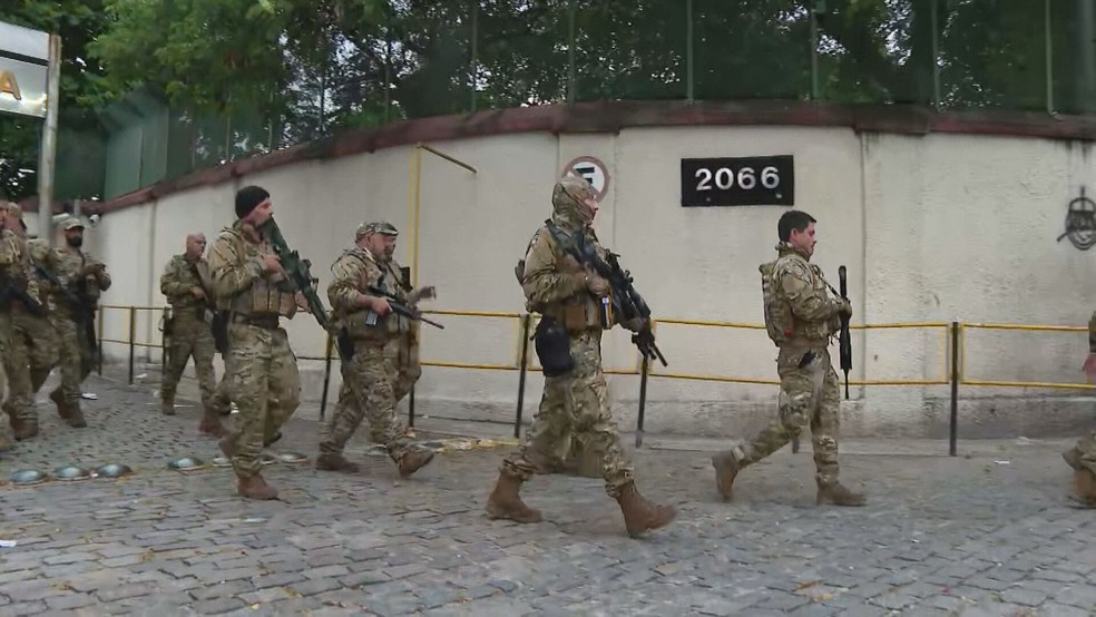 Policiais saem da Cidade da Polícia em direção ao Jacarezinho, na Zona Norte do Rio de Janeiro — Foto: Reprodução/ TV Globo