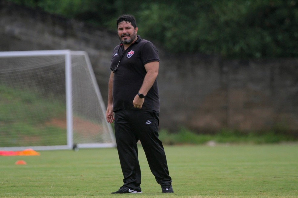 Eduardo Barroca em treino do Vitória — Foto: Letícia Martins / EC Vitória / Divulgação
