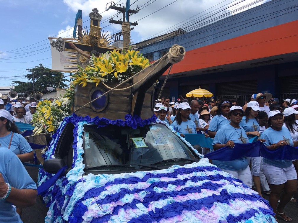 Imagem do Senhor do Bonfim sendo levada durante procissão nesta quinta-feira em Salvador — Foto: Phael Fernandes/ G1