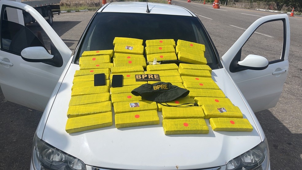 Droga estava armazenada em tabletes dentro de uma bolsa  — Foto: PMCE