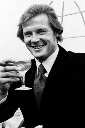 Roger Moore, que interpretou James Bond nos cinemas, apreciando um Dry Martini (Foto: Reprodução)