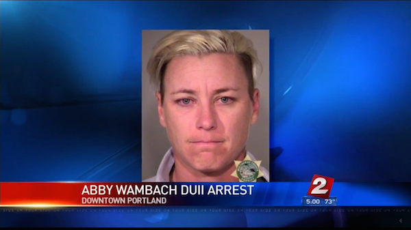 A foto de Abby Wambach presa foi noticiada por canais de televisão dos Estados Unidos (Foto: Reprodução)