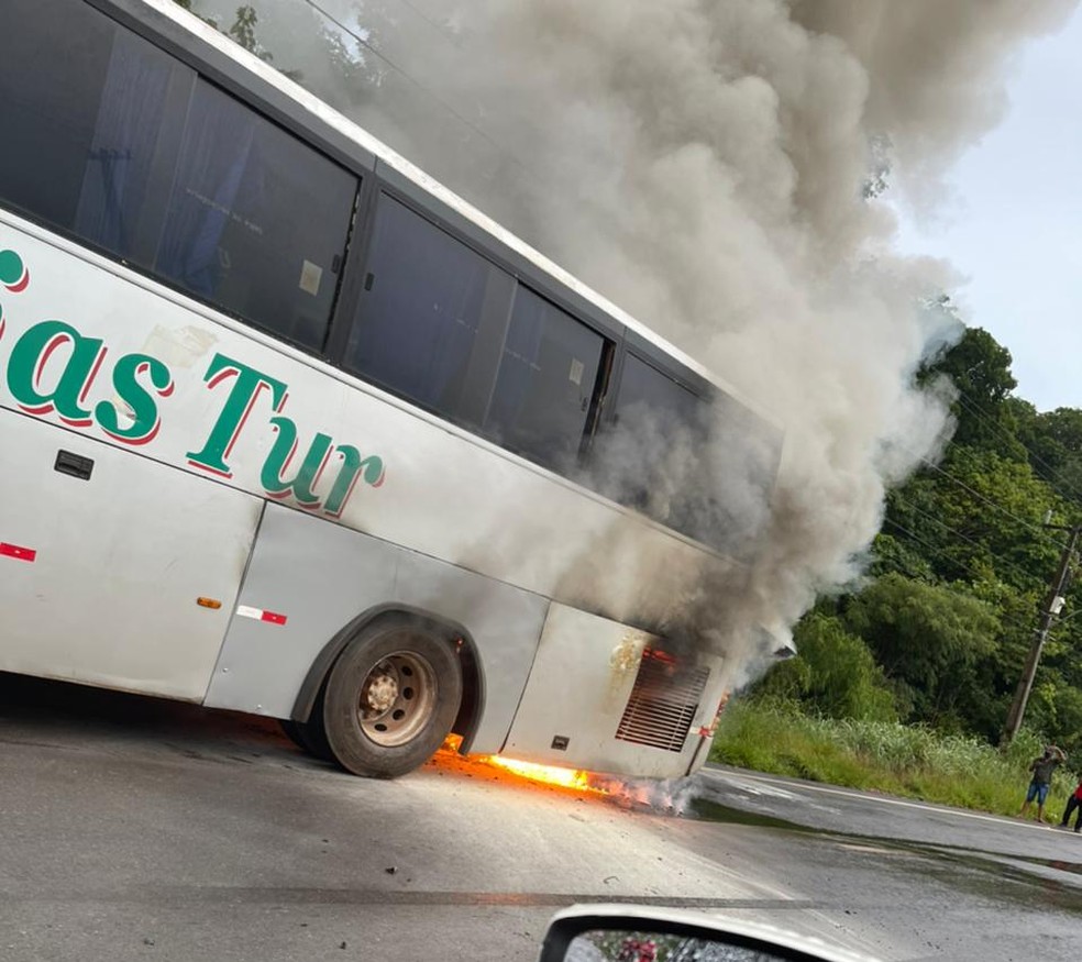 Incêndio começou na parte traseira do veículo e se espalhou — Foto: Divulgação