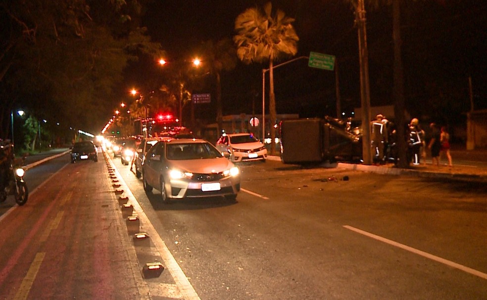Colisão na Avenida Marechal Castelo Branco, em Teresina — Foto: TV Clube