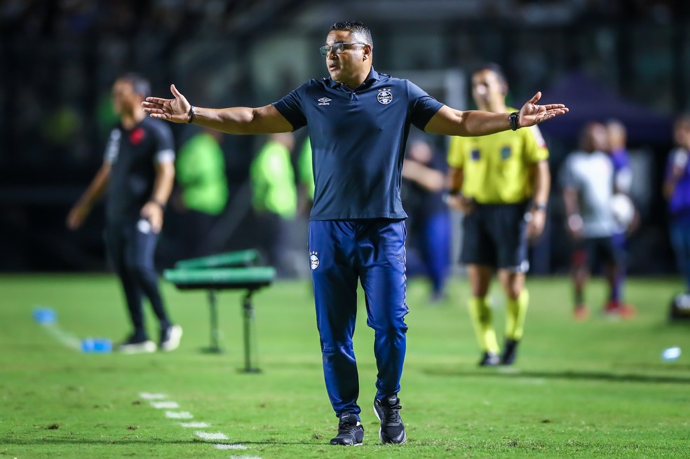 Roger Machado elogia a equipe, mas diz que empate não é suficiente para diminuir a pressão