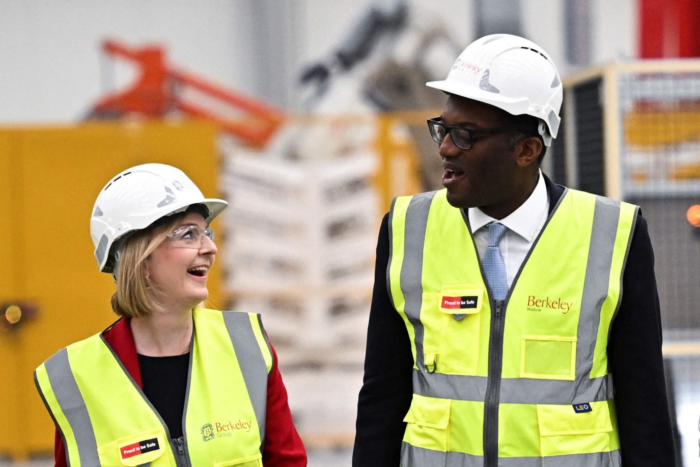 Primeira-ministra Liz Truss, ao lado do ministro do Tesouro, Kwasi Kwarteng, durante visita a Northfleet, no Sudeste britânico — Foto: Dylan Martinez/AFP