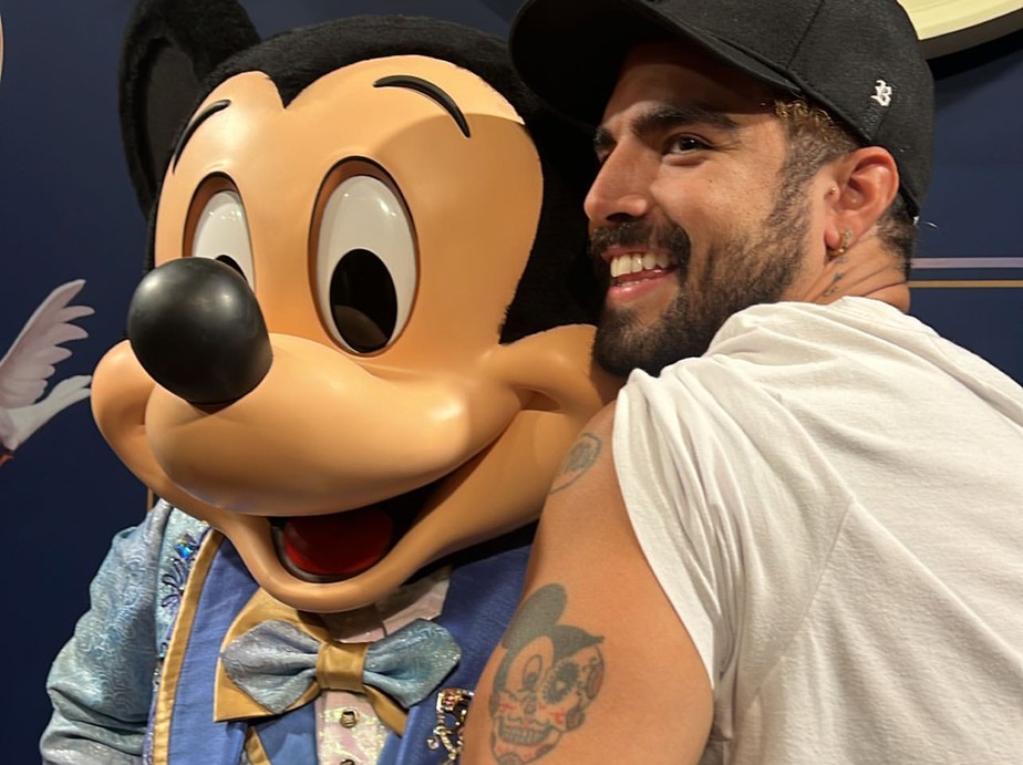 Caio Castro mostra tatuagem de Mickey Mouse ao visitar Disney