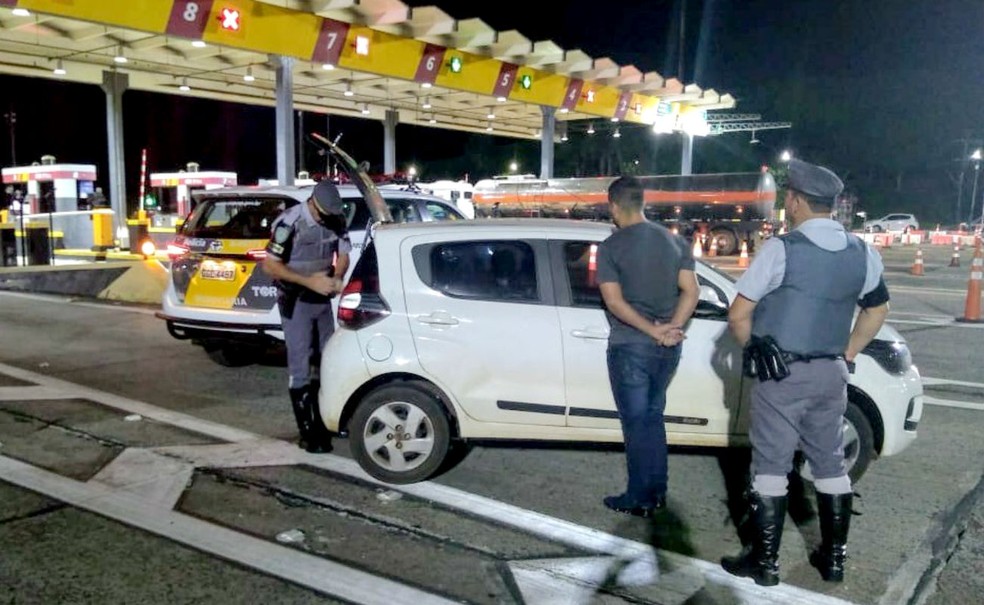 Homem abordado na praça de pedágio de Itatinga diriga um carro com placas de Londrina (PR) — Foto: TV TEM/Reprodução