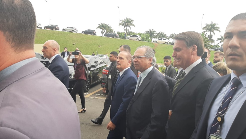 Bolsonaro chegou a pé ao Congresso, ao lado dos ministros Paulo Guedes (Economia) e Onyx Lorenzoni (Casa Civil) — Foto: Guilherme Mazui/G1