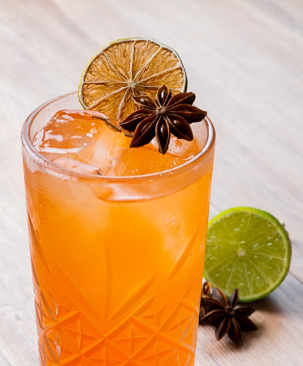 Sirva o drinque Triple Match em copo longo e decore com limão desidratado e anis estrelado (Foto: Azuma / Divulgação)