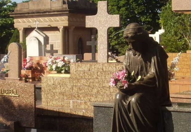 Celebração dos mortos foi incorporada pela Igreja Católica após ter nascido como celebração pagã; acima, cemitério no interior de SP (Foto: Edison Veiga via BBC News Brasil)