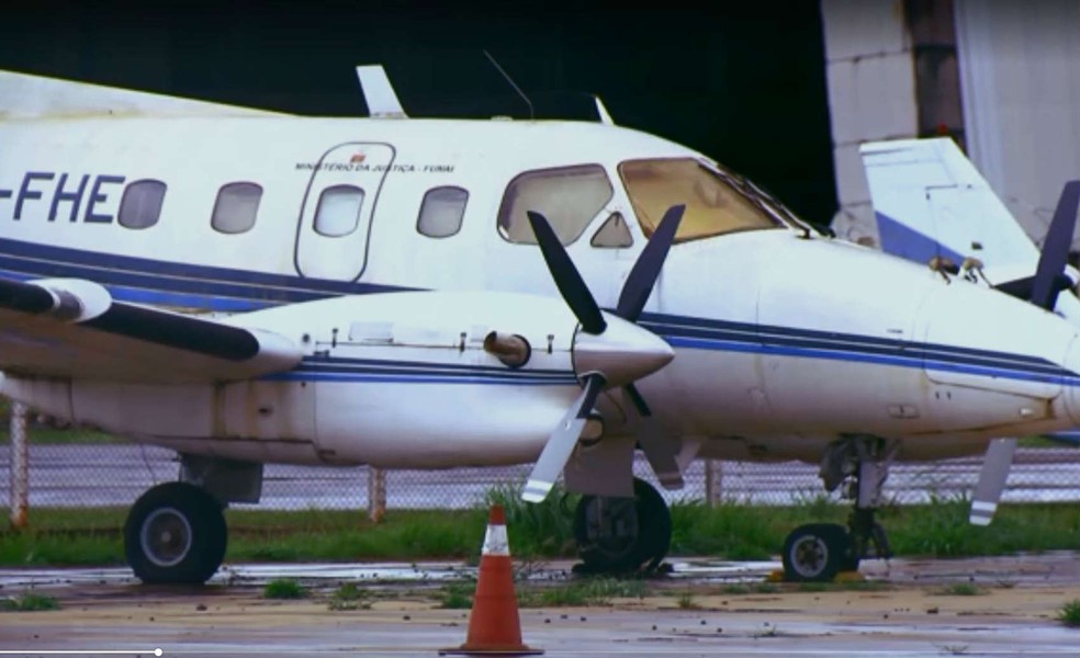 Avião da Funai abandonado no aeroporto JK, em Brasília (Foto: TV Globo/Reprodução)