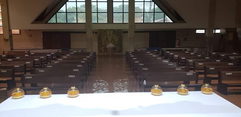 Água da chuva invadiu uma igreja em Jaú — Foto: Arquivo pessoal 