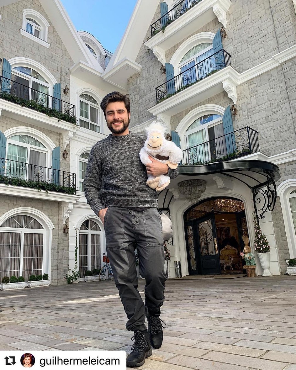 O ator Guilherme Leicam no Hotel Colline de France — Foto: Reprodução/Instagram