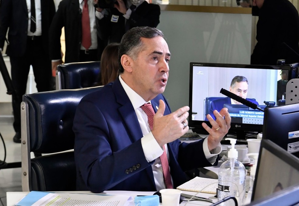 Ministro Luís Roberto Barroso, presidente do TSE, participou de sessão remota do Senado nesta segunda (22) para discutir eventual adiamento das eleições 2020 — Foto: Waldemir Barreto/Agência Senado