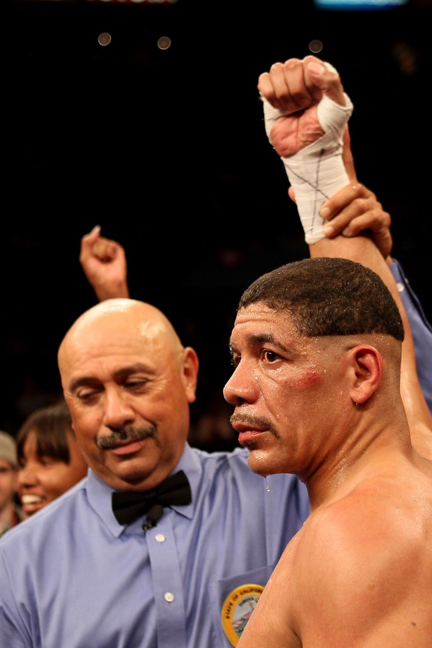 Em 2011, Dewey Bozella realizou o sonho de participar de uma luta de boxe oficial. Com 52 anos, ele venceu por unanimidade o embate contra Larry Hopkins, de 30 anos (Foto: Getty Images)