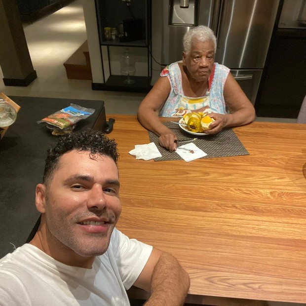 Rodrigo Sant'Anna e a avó (Foto: Reprodução/ Instagram)