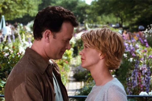 Meg Ryan e Tom Hanks formam mesmo um casal perfeito, já que protagonizaram três das comédias mais icônicas da década de 1990: ‘Joe Contra o Vulcão’ (1990), ‘Sintonia de Amor’ (1993) e ‘Mens@gem Pra Você’ (1998 - foto). (Foto: Divulgação)