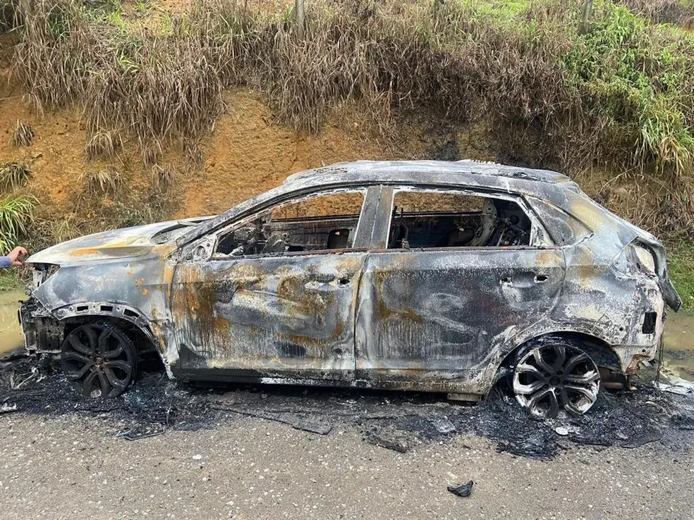 Veículos foram abandonados e incendiados em Viana. — Foto: Reeprodução/ TV Gazeta