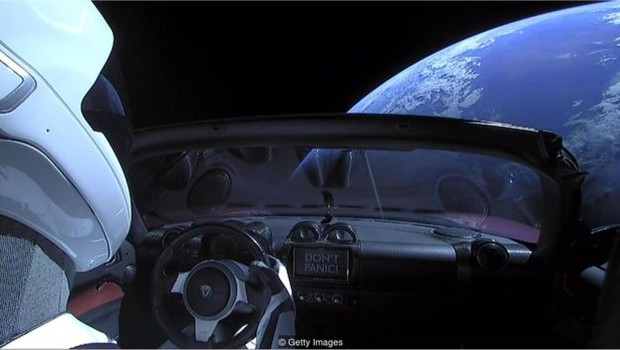 Elon Musk enviou ao espaço um Tesla Roadster vermelho-cereja (Foto: Getty Images/BBC)