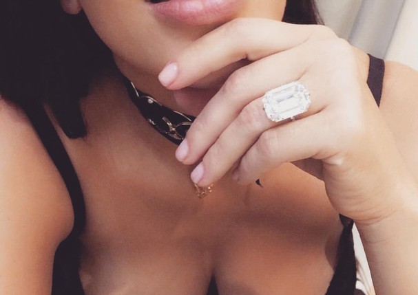 Kim Kardashian com o famoso anel que foi roubado (Foto: Reprodução)