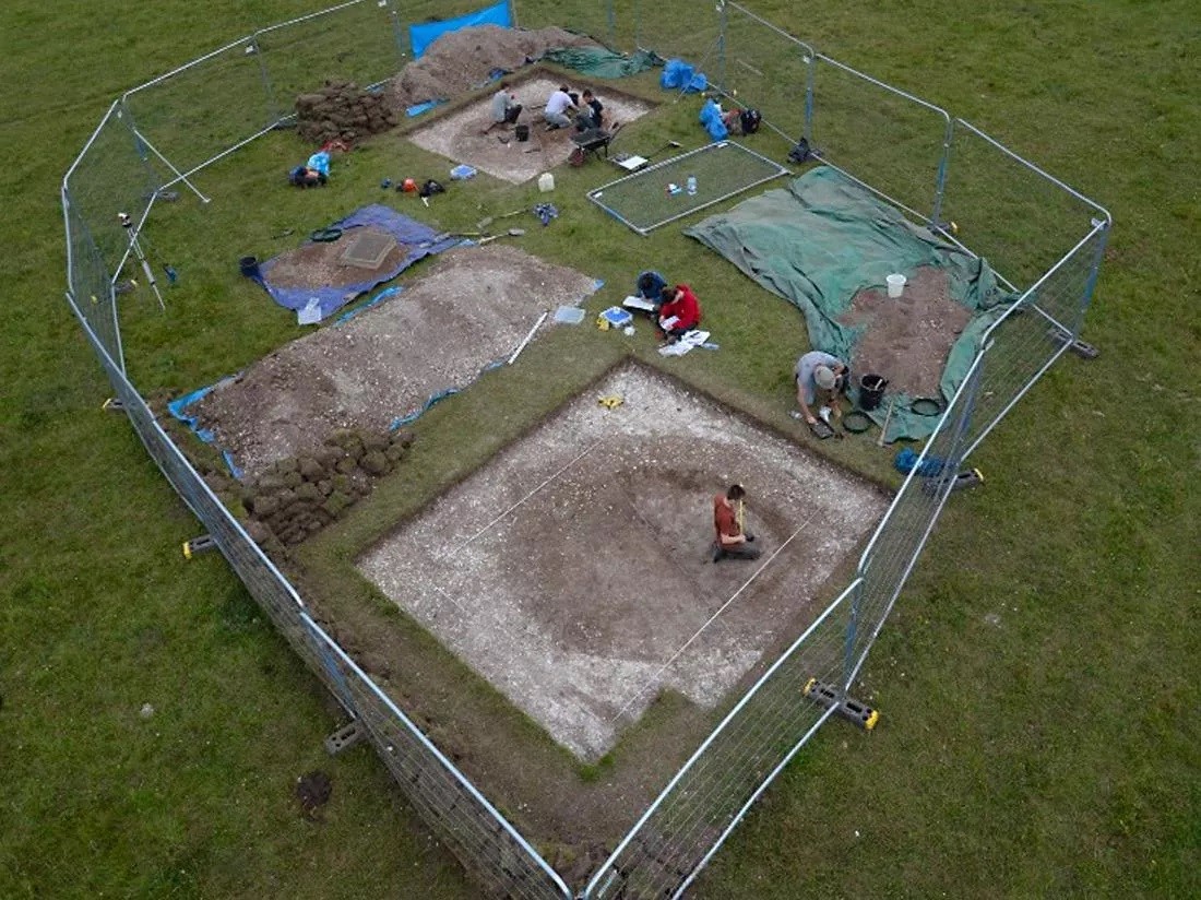 Um grande poço com mais de 4 metros de largura e 2 metros de profundidade é o mais antigo vestígio de uso da terra já descoberto em Stonehenge (Foto: Universidade de Birmingham)