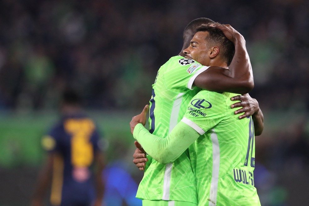 Jogadores do Wolfsburg comemoram um dos gols da vitória sobre o RB Salzburg — Foto: RONNY HARTMANN / AFP