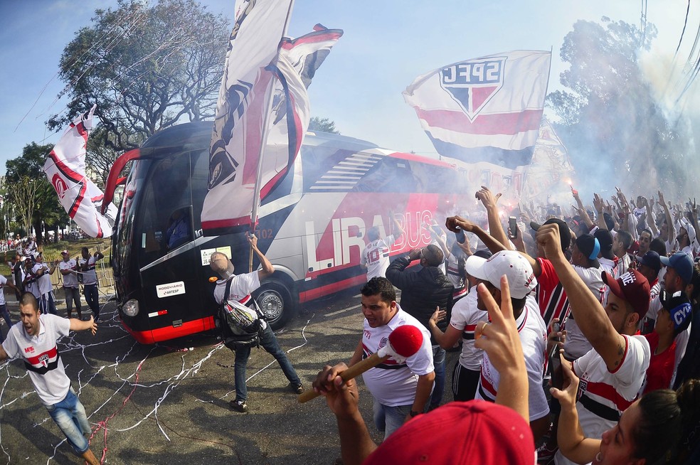 Torcida do São Paulo costuma receber o time com festa no Morumbi — Foto: Marcos Ribolli