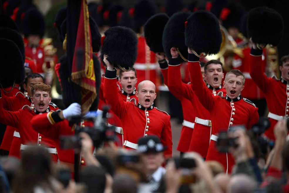 Os membros da Colstream Guards tiram seus chapéus de pele de urso para celebrar a ascensão do novo rei — Foto: Daniel Leal/AFP