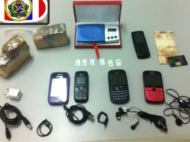 Drogas e celulares apreendidos durante revista dos visitantes na UPP de Manaus (Foto: Divulgação/Sejus)