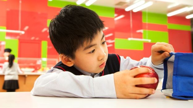 Luke Tsai diz que sentia vergonha, quando criança, de levar comida chinesa para a escola (Foto: ALAMY, via BBC News Brasil)