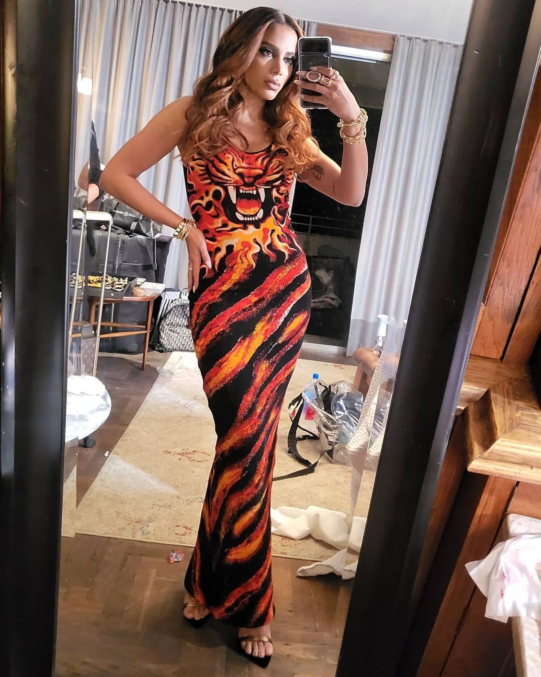 Anitta tira selfie no espelho e usa vestido de estilista italiano (Foto: Reprodução / Instagram)