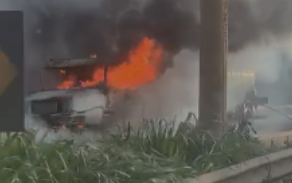 Caminhão que transportava líquido inflamável pega fogo na BR-153, em Goiânia — Foto: Reprodução/TV Anhanguera