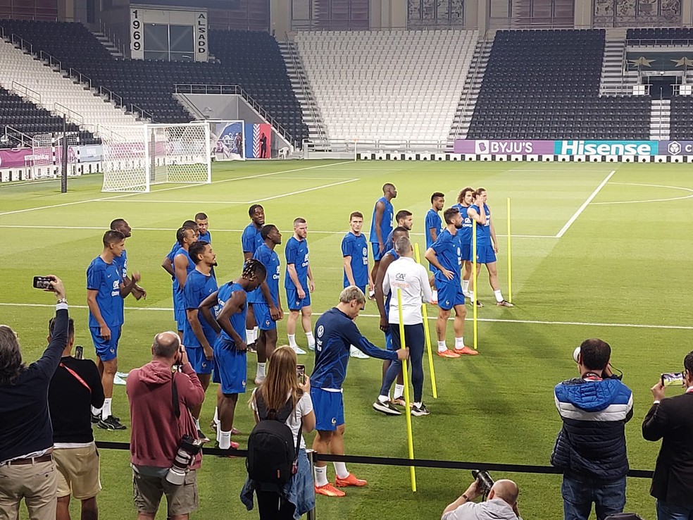 Jogadores fazem aquecimento em treino da França nesta segunda — Foto: Daniel Mundim