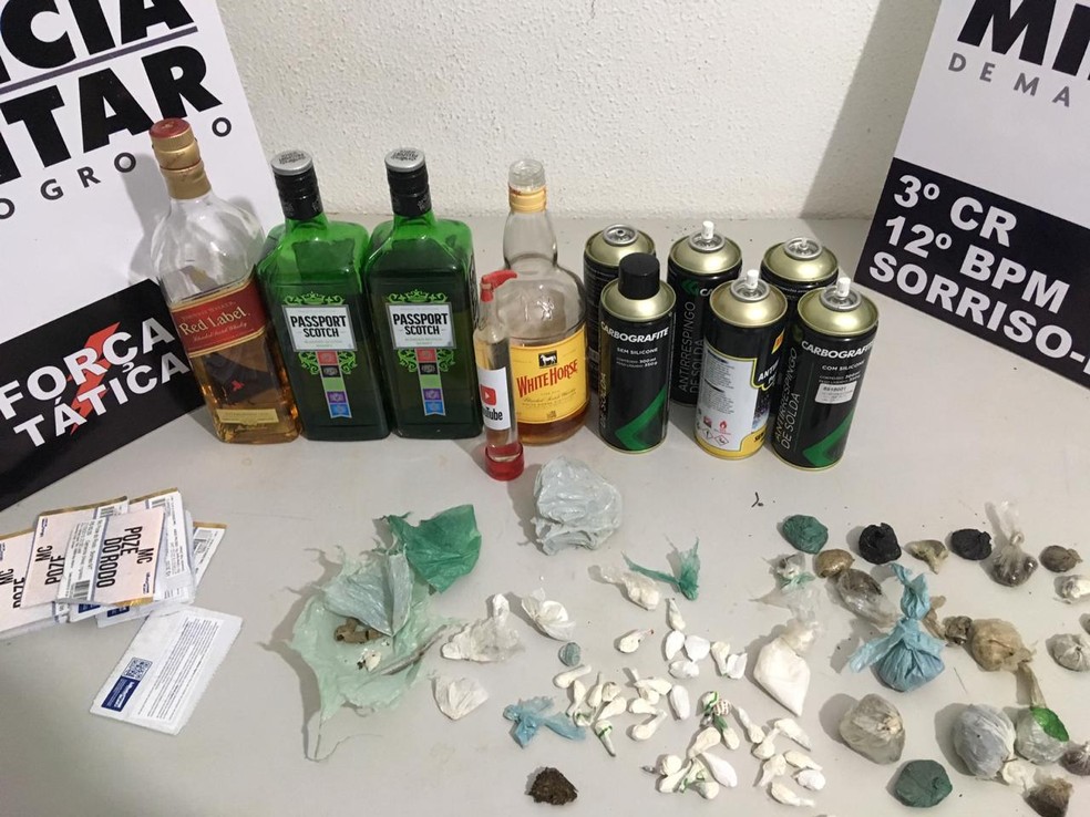 Bebidas, maconha e cocaína apreendidas em baile funk em Sorriso — Foto: Polícia Militar de Mato Grosso/Assessoria