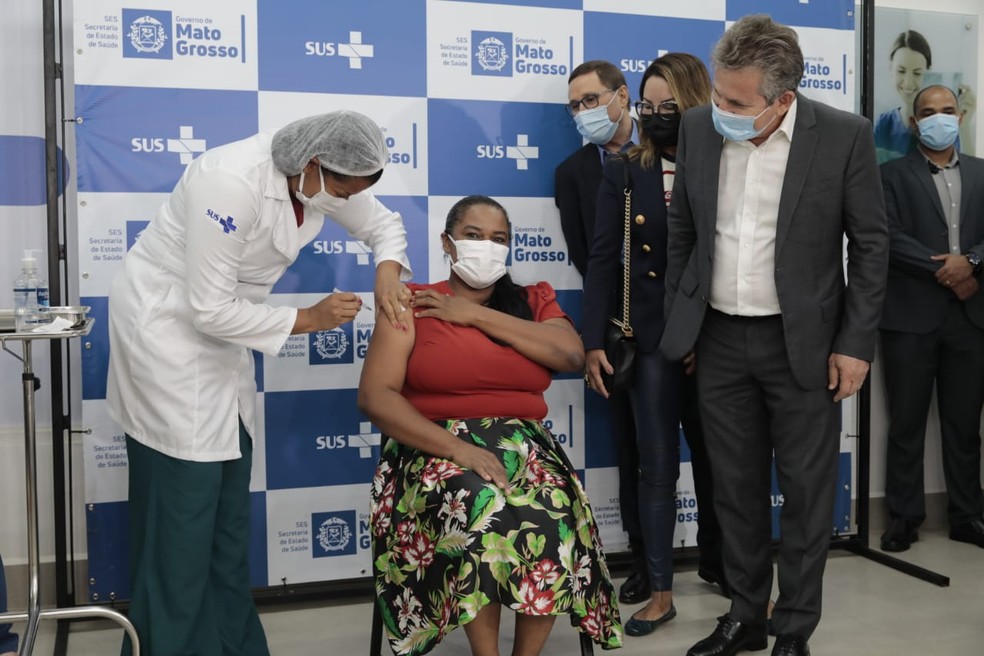 Luiza Batista de Almeida Silva, de 43 anos, primeira vacinada contra a Covid-19 em MT — Foto: Marcos Vergueiro/Assessoria