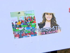 Manifestante exibiu cartaz contra suposta apresentação da cantora Paula Fernandes no aniversário de São José dos Campos. (Foto: Reprodução/TV Vanguarda)