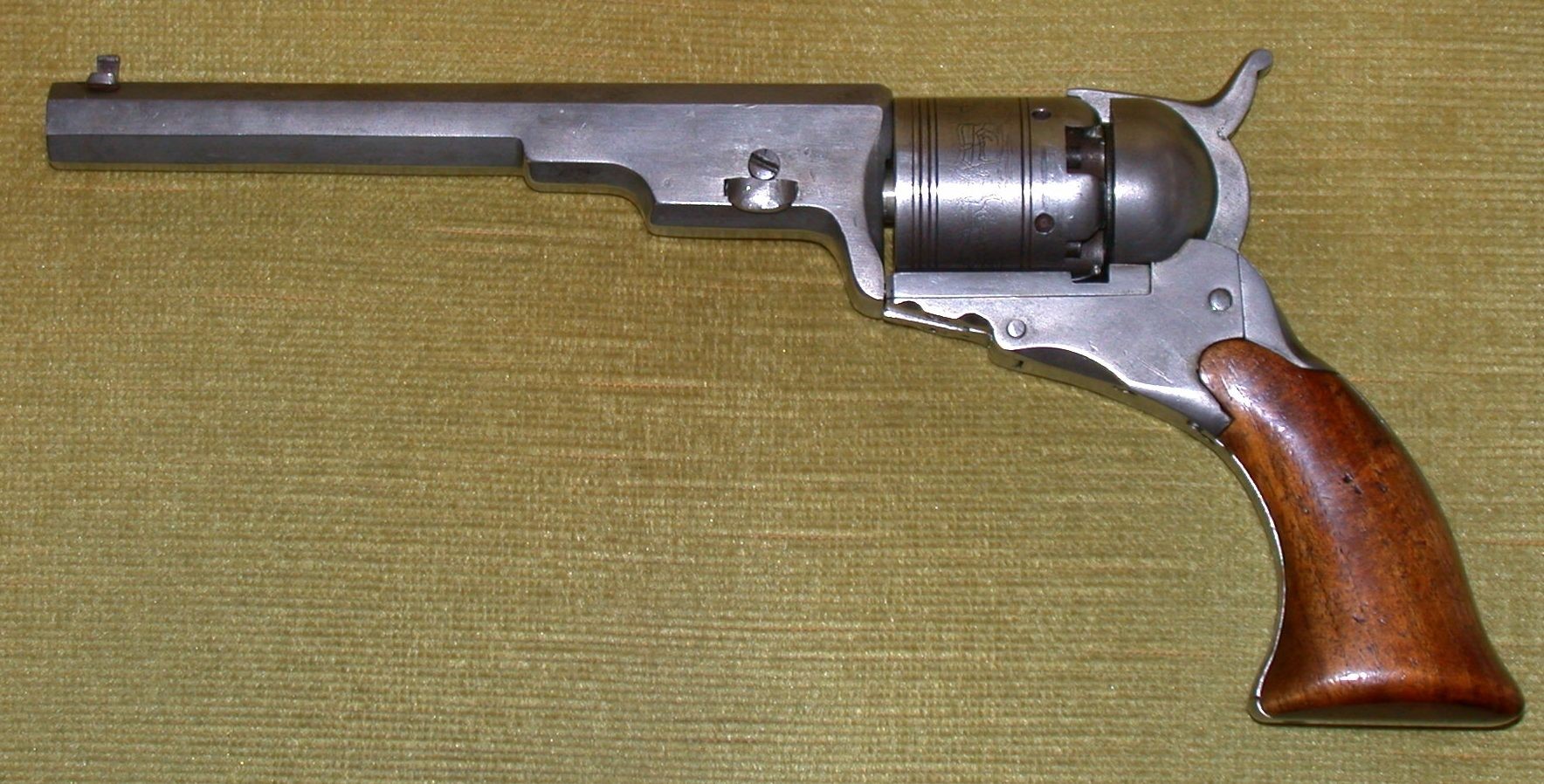 Réplica de um Colt Paterson, primeiro revólver produzido em escala comercial, de 1836. (Foto: wikimedia commons)