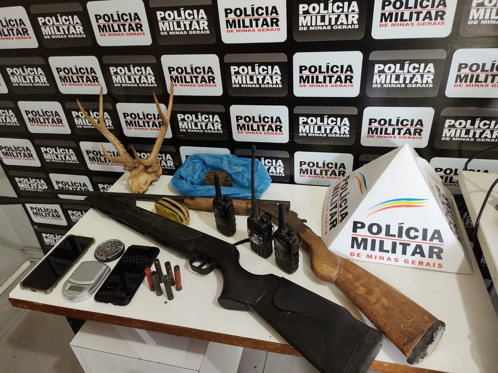 Armas e drogas apreendidas em Paracatu — Foto: PMMA/Divulgação