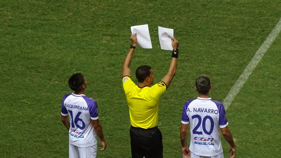 Quarto Ã¡rbitro foi obrigado a improvisar na Libertadores â€” Foto: Rafael AraÃºjo
