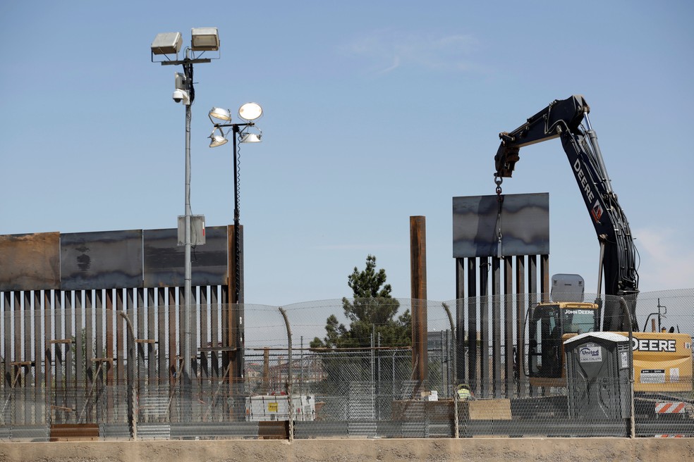 Construção de muro na fronteira dos EUA com o México em El Paso, no Texas — Foto: Jose Luis Gonzalez/Reuters