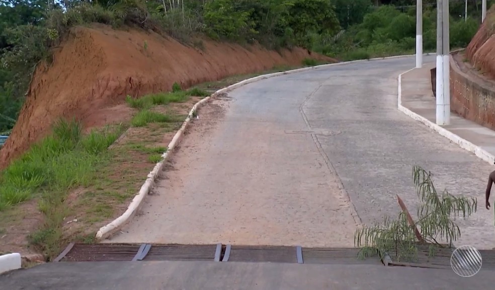 Vítimas desceram ladeira de bicicleta e bateram na parede de uma casa (Foto: Reprodução/TV Santa Cruz)