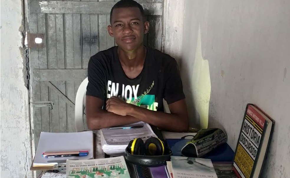 Matheus de Araujo Moreira Silva, de 25 anos, moradores de Feira de Santana, na Bahia, tirou 980 na redação do Enem 2020 — Foto: Arquivo Pessoal