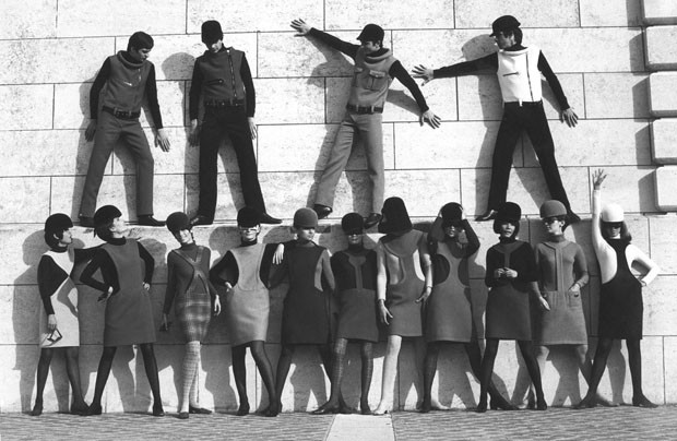 Pierre Cardin models dressing for the space-age, 1968  (Foto: Archive Pierre Cardin)